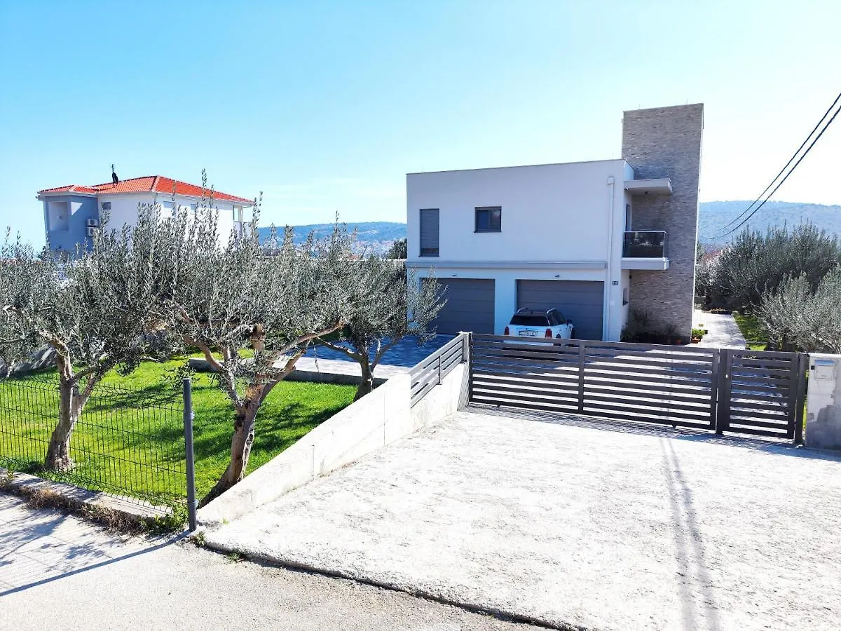 Olives Garden Apartment Trogir 0*,